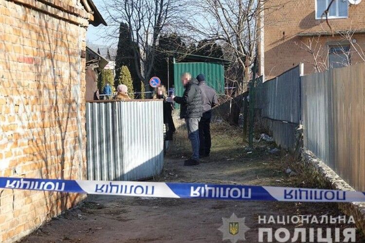 Лупцював качалкою: 14-річний хлопець вбив жінку, а його батько виніс труп на смітник