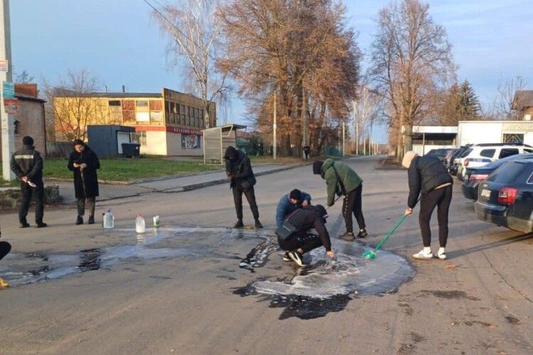 Після влаштованого дрифту хлопці із Луцька відмивали сільську дорогу 