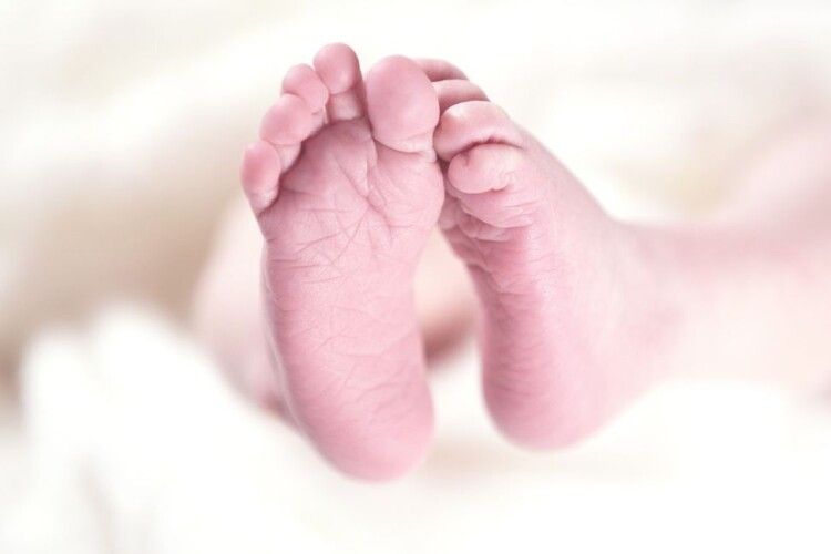 Лікар ліг на породіллю та витискав дитину: моторошні подробиці смерті немовляти в Чернівцях
