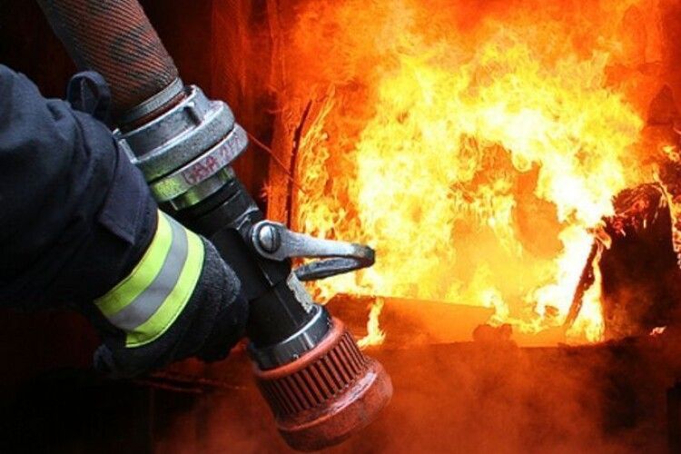 Спалахнув дах: у селі на Волині гасили пожежу в хаті