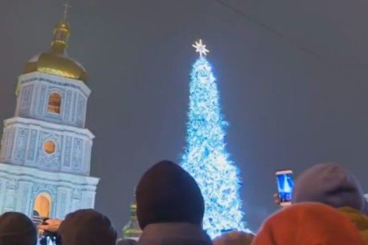 У Києві засяяла вогнями головна ялинка України (фото)