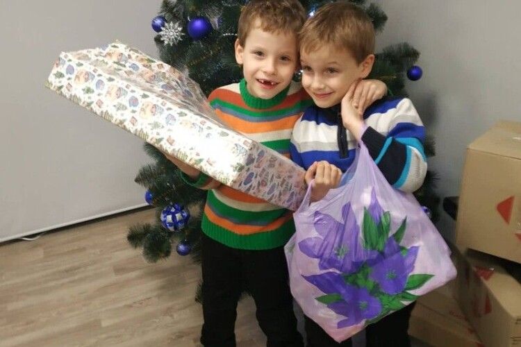 Юні лучани отримали подарунки