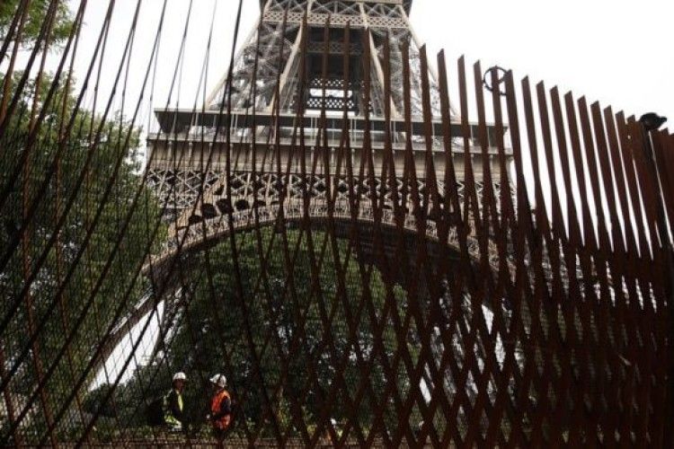 Ейфелеву вежу захистять прозорою куленепробивною огорожею