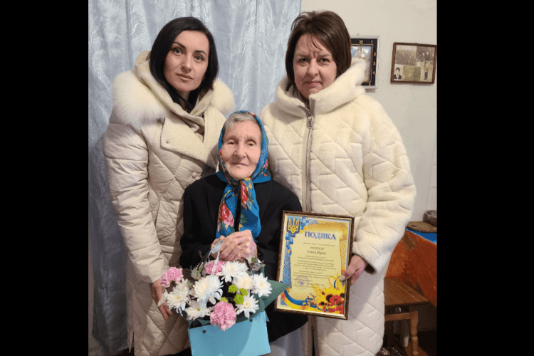 У селищі на Волині вітали поважну ювілярку