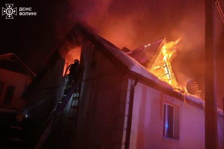 У селищі на Волині вщент згорів дах житлового будинку