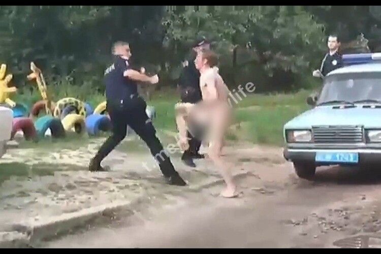 Голий чоловік побився з трьома поліцейськими (Відео)
