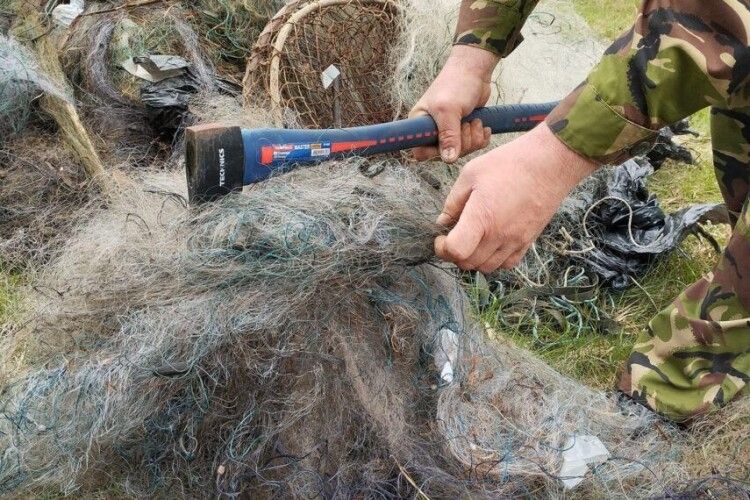 Рубали і різали: на Волині знищили заборонені знаряддя лову