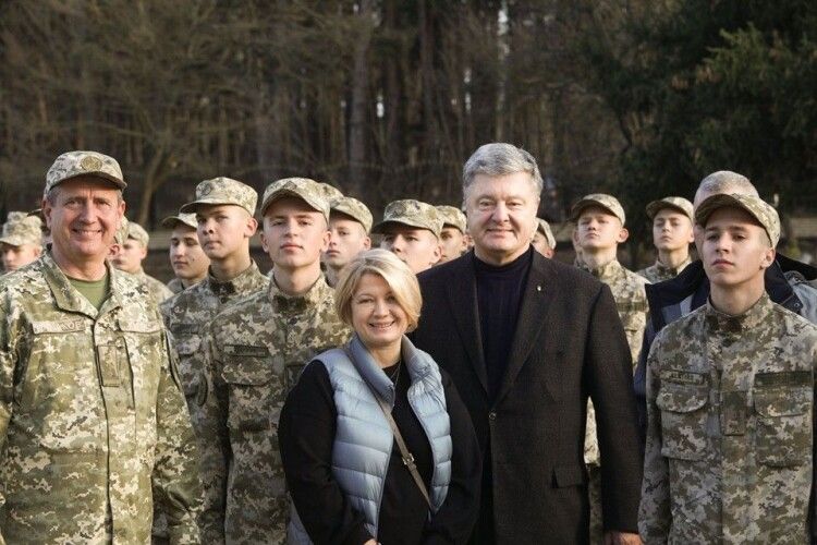 Поїздку на Схід Порошенко розпочав із зустрічі із вихованцями Військового ліцею