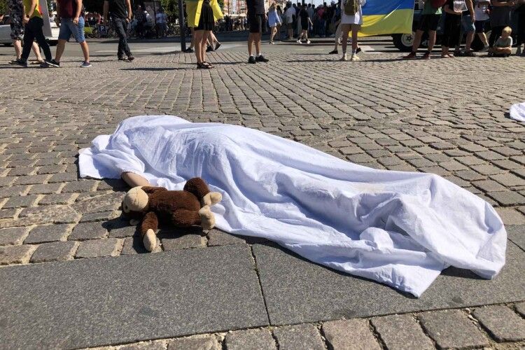 У центрі Копенгагена ревли сирени, було чути звуки вибухів, пострілів та спів Гімну України (Фото)