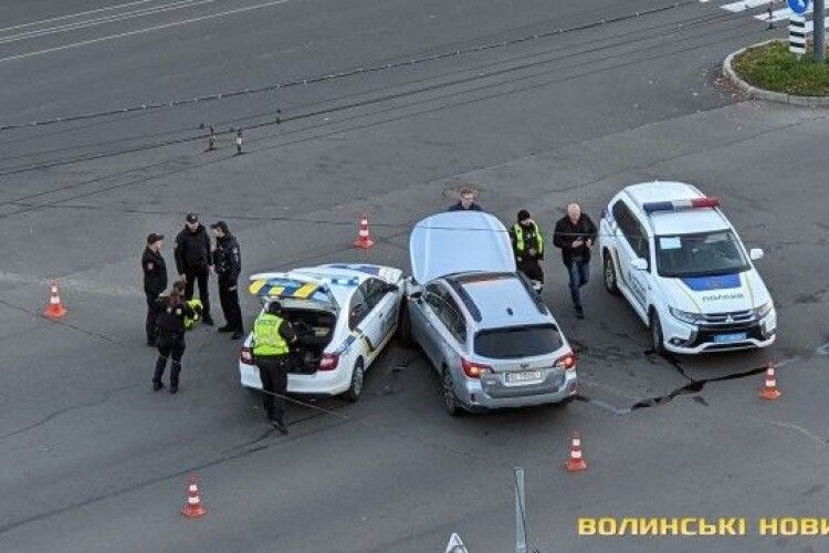 У Луцьку в ДТП потрапив автомобіль поліцейських (Фото)