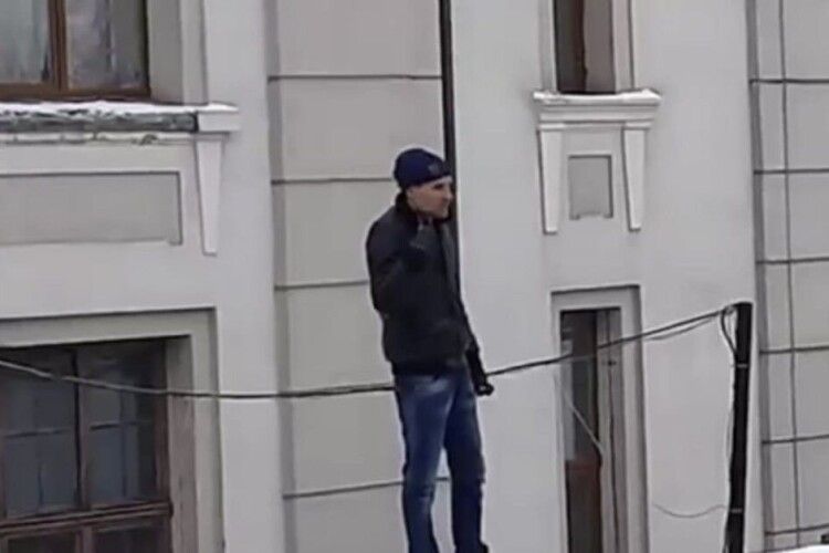 У Львові патрульний переконав чоловіка не коїти самогубство (Відео)