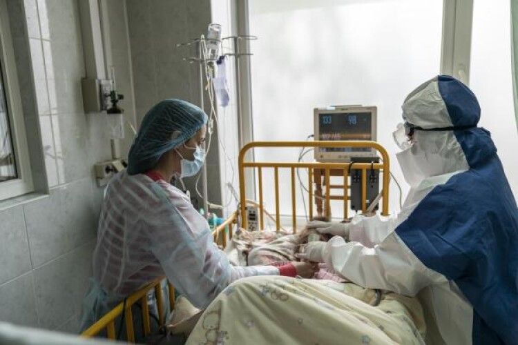 На Закарпатті лікарі заявили про критичну ситуацію із заповненістю ліжок для хворих на ковід