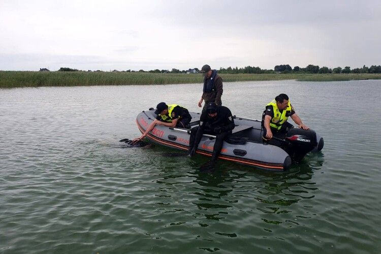 На Волині з дна моторошного озера водолази підійняли тіло чоловіка