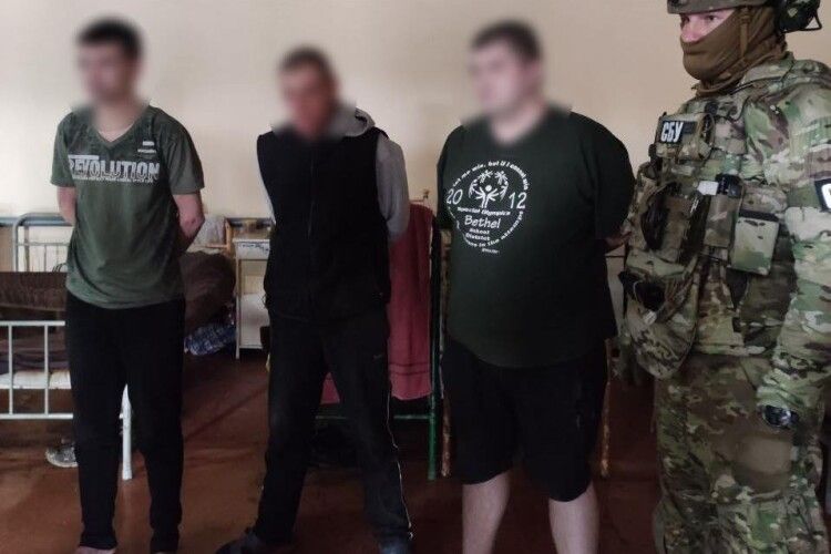 Ошукали 12 сімей, рідні яких у полоні: на Рівненщині судитимуть групу шахраїв