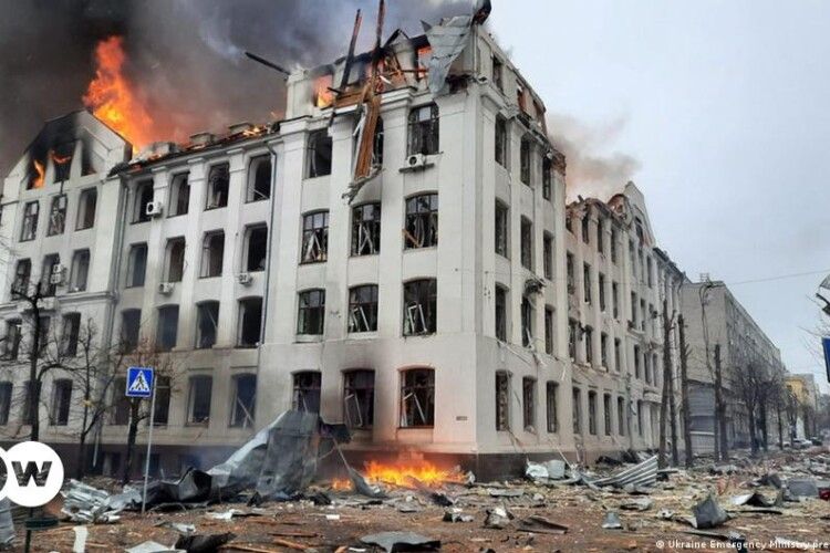 Росіяни обстріляли у Харкові відділення «Нової пошти», де роздавали гуманітарну допомогу 