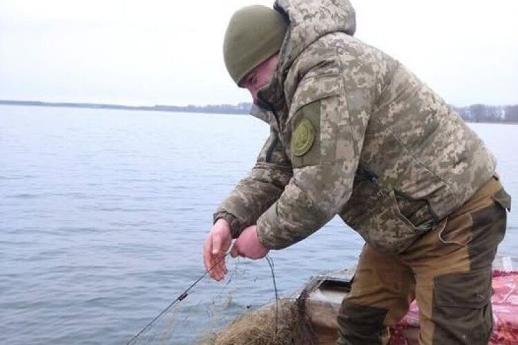 На Волині з водойм на території нацпарку витягли 20 браконьєрських сіток