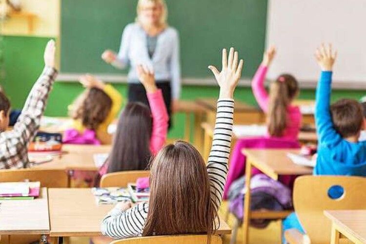 Рівненські школярі сьогодні навчатимуться вдома
