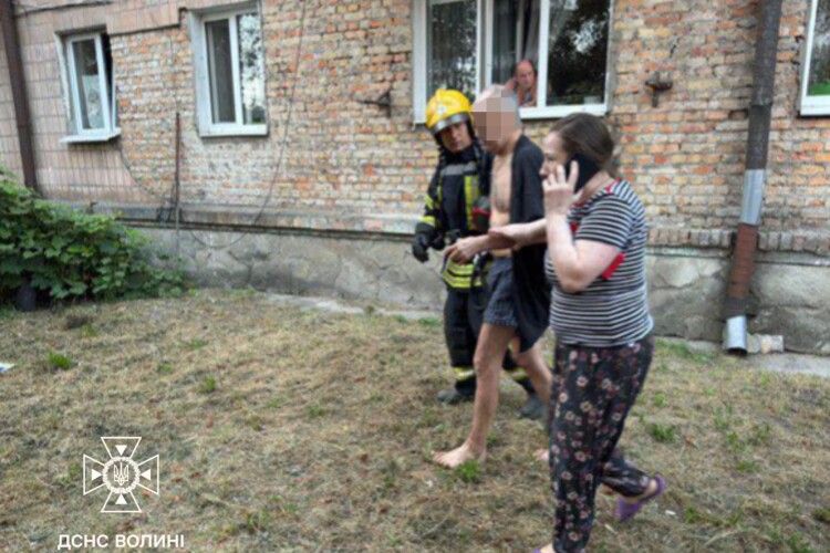 У Ковелі загорілася квартира у багатоповерхівці: вогнеборці евакуювали 10 людей