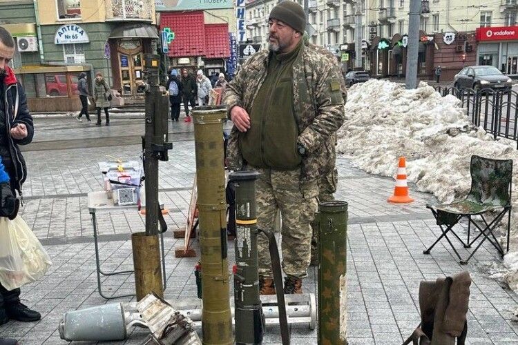 Сьогодні – Луцьк, завтра – Рівне: під час виставки трофеїв військові збирають на дрон