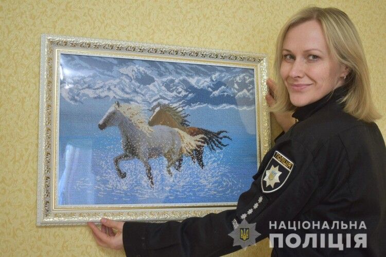 Капітанка поліції успадкувала від бабусі талант вишивальниці (Фото)
