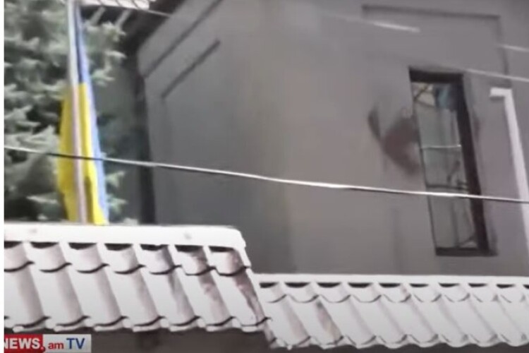 Українське посольство в Єревані закидали борщем (Відео)