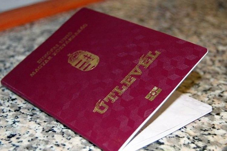 Вже 300 тисяч українців встигли одержати паспорти Угорщини...