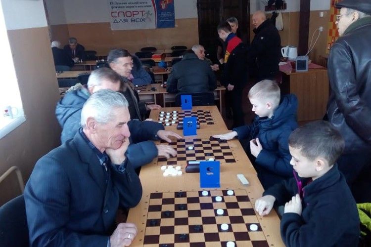 У луцьку школярі обіграли в шашки ветеранів