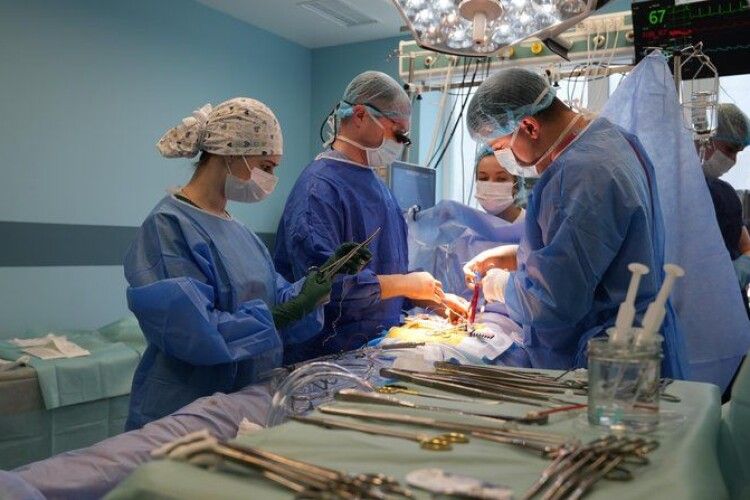 У Львові 48-річному волинянину провели унікальну операцію на серці