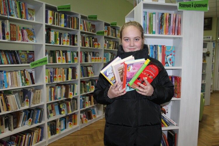 Луцька семикласниця подарувала бібліотеці цілий стос книг (фото)