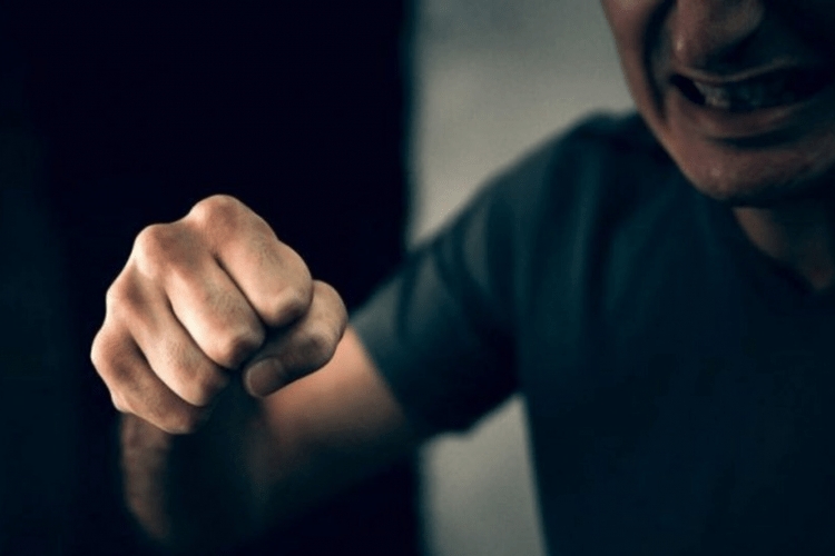 Побив під стінами навчального закладу: на Волині покарали чоловіка за напад на юнака