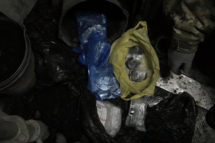 У відрах з вугіллям були сховані... ліки! (Фото)