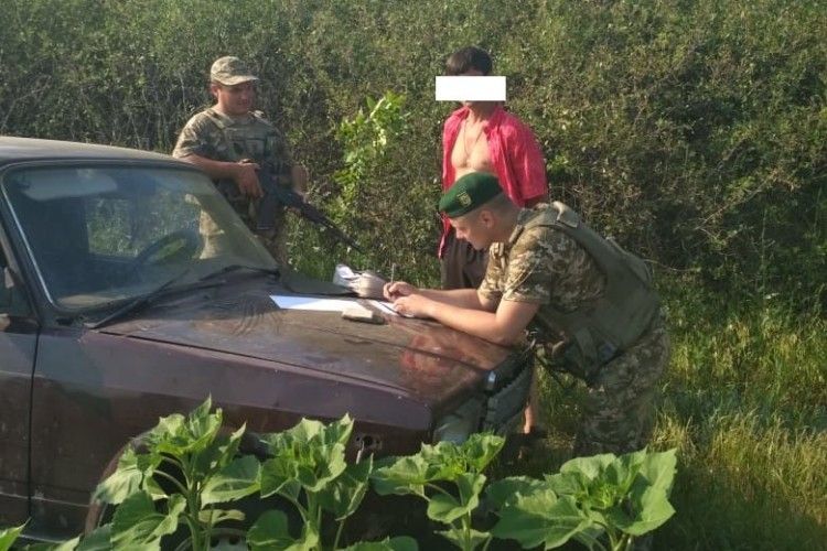 На кордоні з РФ двох порушників на автомобілі затримували із попереджувальними пострілами