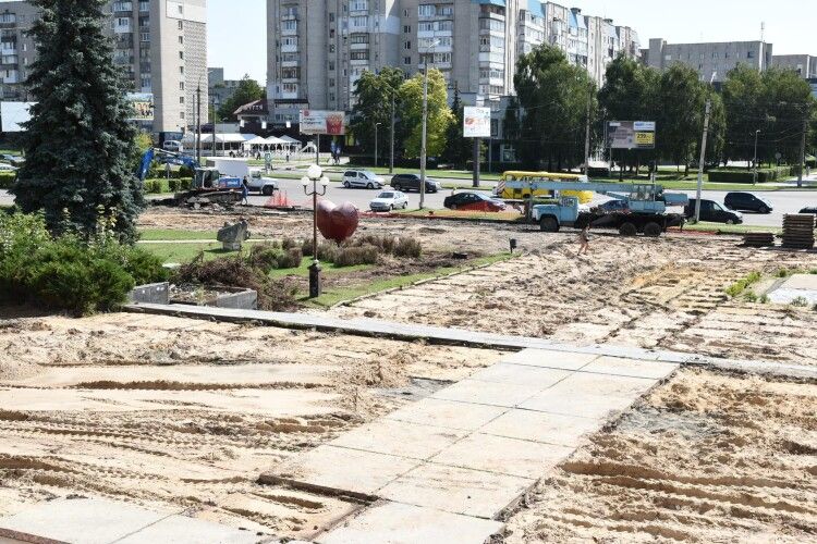 Як у Луцьку ремонтують площу перед РАЦСом (Фото)