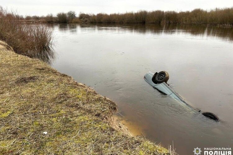 На Поліссі авто влетіло в річку: 37-річний потонув