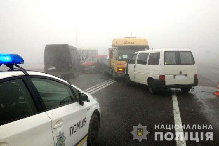 Автотроща на Рівненщині: у тумані на слизькій дорозі зіткнулися сім автівок (фото, відео) 