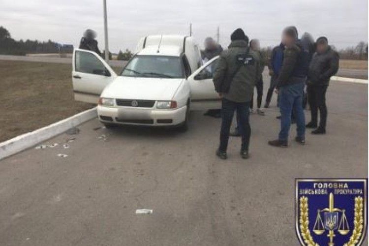 На Рівненщині командир військової частини вимагав від підприємця 10 тисяч доларів хабара