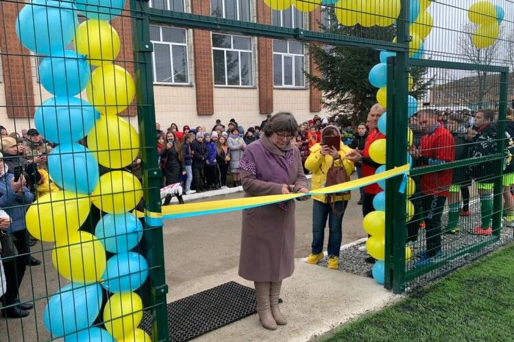 Мати загиблого воїна з Рівненщини оплатила будівництво футбольного поля в пам’ять про сина (Фото)