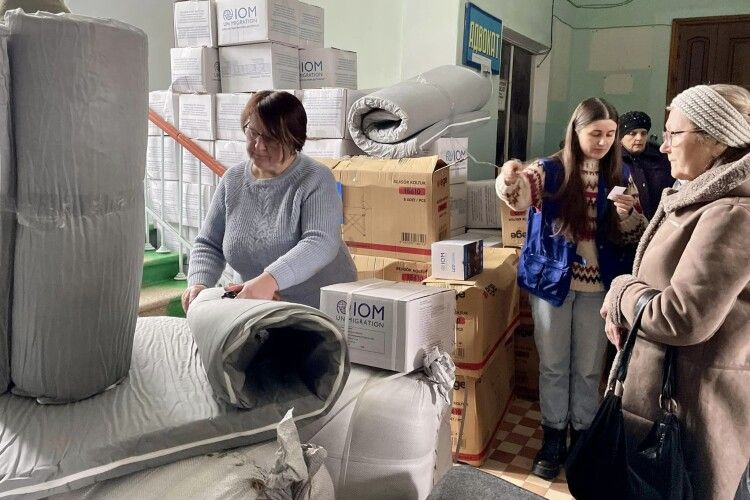 У місті на Волині 70 сімей ВПО отримали гуманітарні пакунки