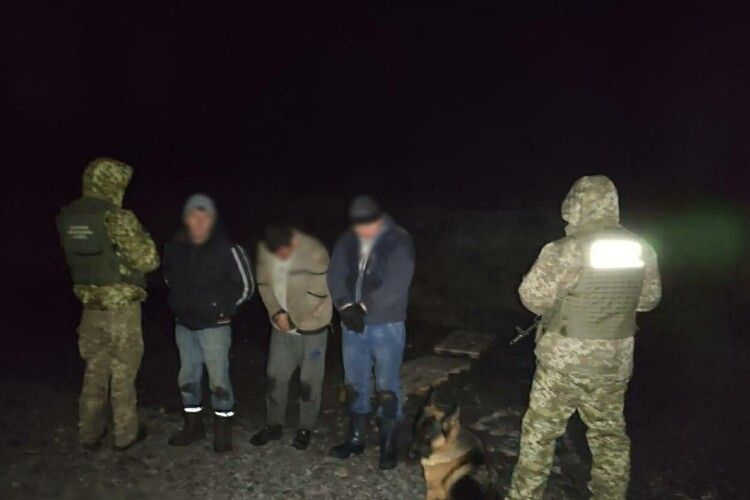 Прикордонники виявили велику партію контрабандної червоної ікри (Фото)