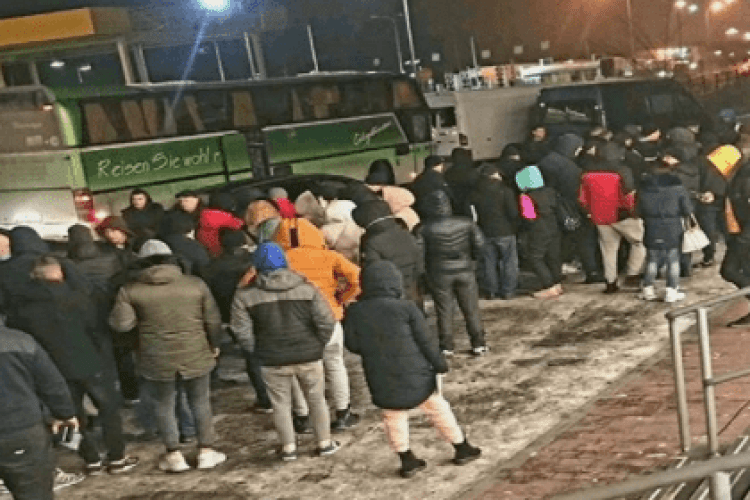 На польському кордоні кілометрові черги через зміну правил перетину