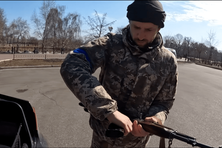 «Командир запитував, чи видати нам памперси, адже були не дуже веселі ситуації»: Ексдинамівець розповів про будні тероборони столиці (Відео)