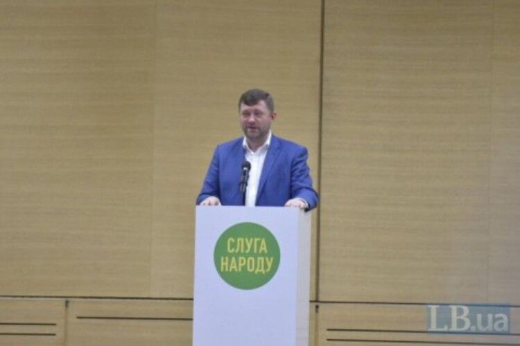 У «Слузі народу» визнали, що проводять реформи повільно і назвали себе центристами