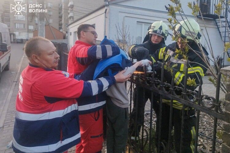 Простромив руку металевим прутом: на Волині рятували дитину