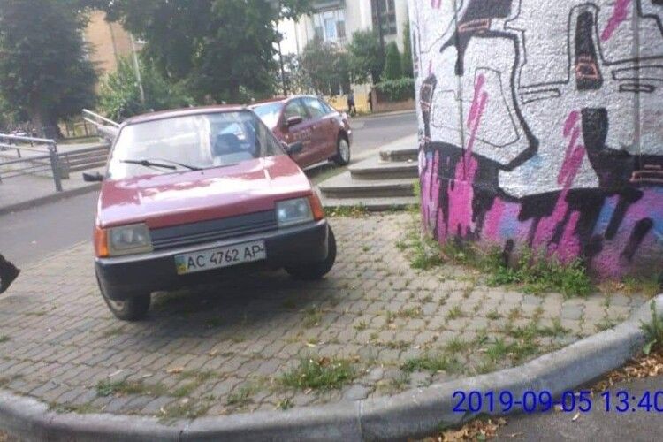 У Луцьку покарають водія, який вмостив свою автівку просто посеред тротуару