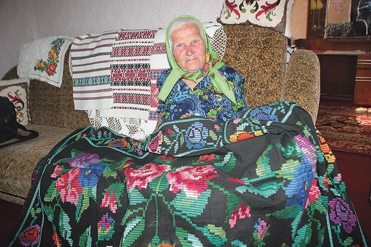 90–річна бабуся сапає картоплю і читає без окулярів