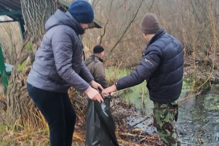 Біля Любешова відпочивальники загатили сміттям річку 
