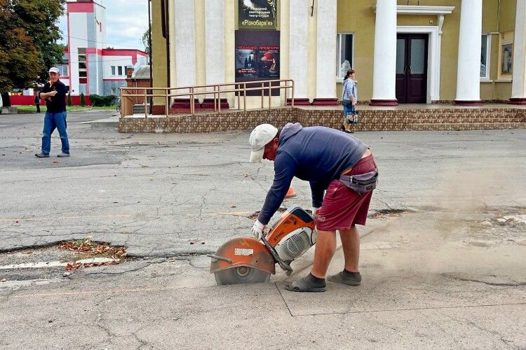 У місті на Волині кипить робота біля Культурно-мистецького центру