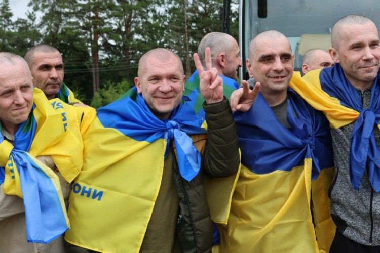 З російського полону звільнено групу виснажених українських Воїнів