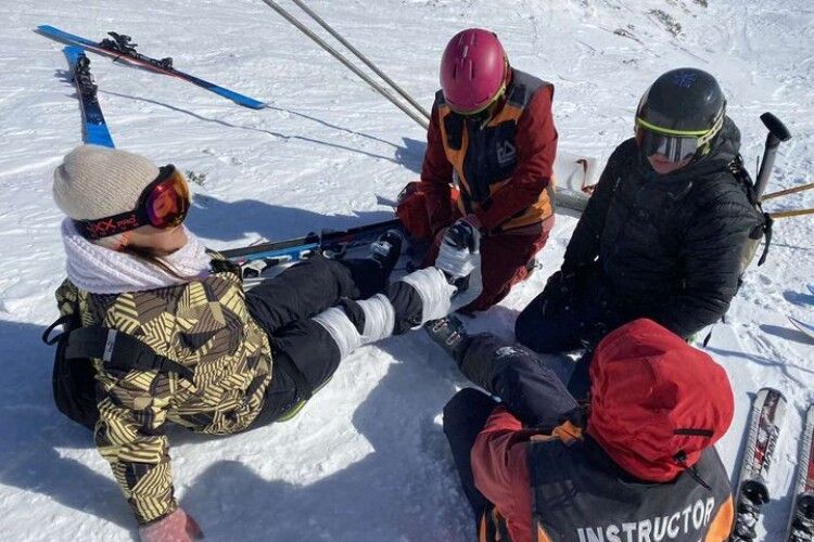На полонині Драгобрат рятували туристку, яка травмувала коліно під час катання на лижах