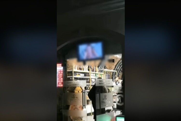 У торговому центрі показували порно замість реклами (Відео)